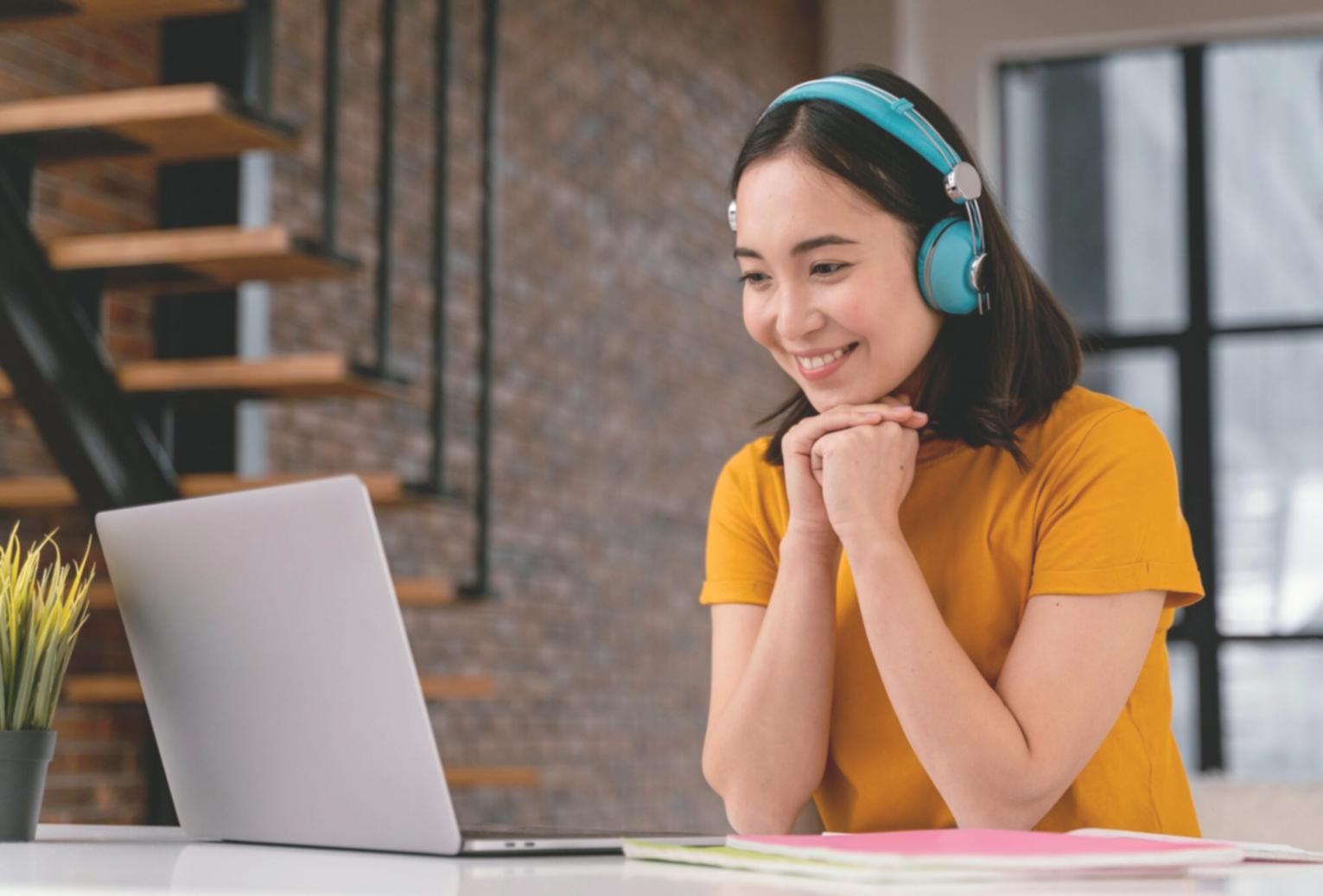 Bureau moderne de uwsaza-nulakyubye avec équipe de conseillers financiers travaillant dans un environnement professionnel