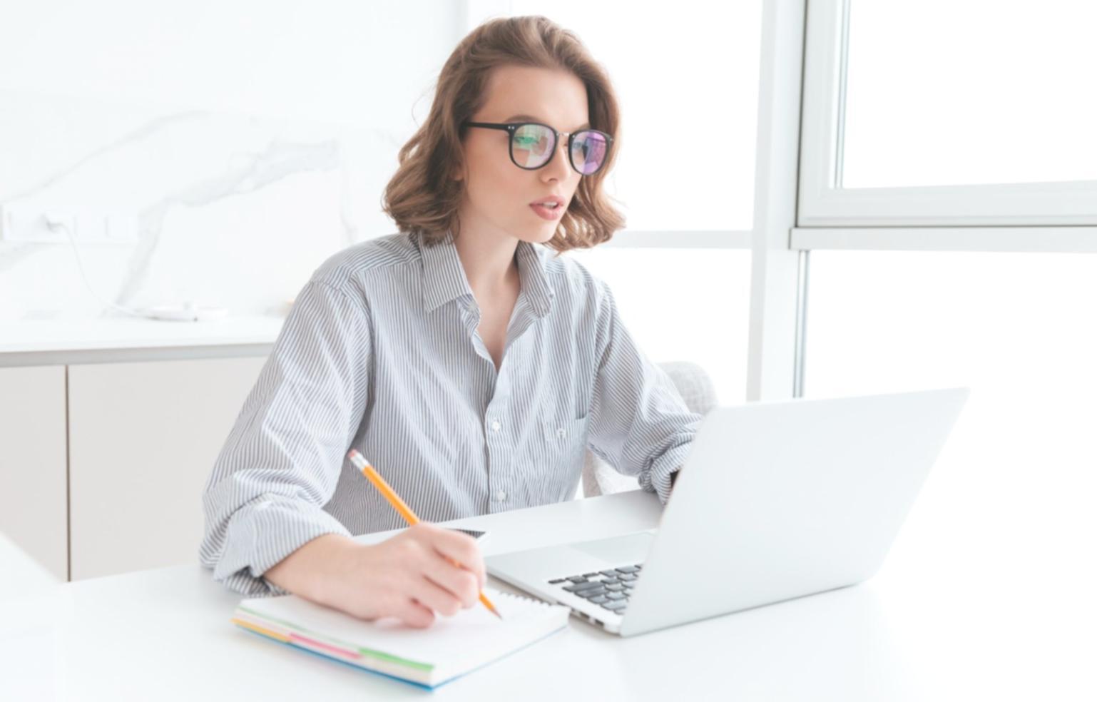 Interface de tableau de bord financier avec métriques en temps réel